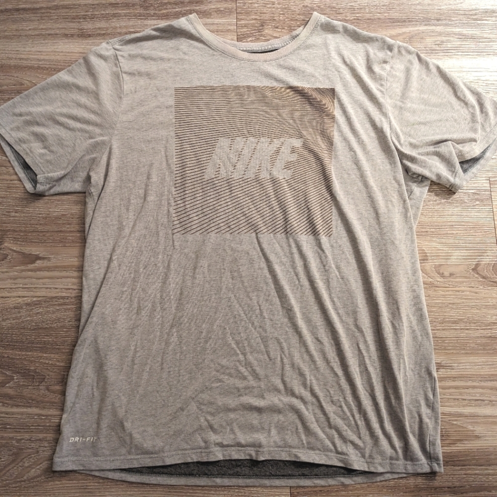 Nike dry fit graphic shirt XL